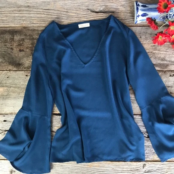 Just Living V-Neck Bell Sleeve Blouse Size Medium - Picture 2 of 10